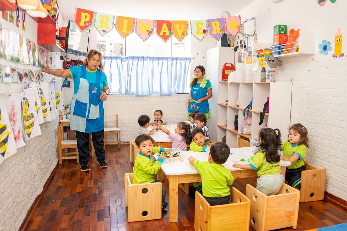 Niños trabajando en el aula